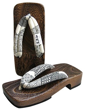 японская традиционная обувь из дерева - гэта