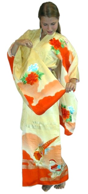 шелковое традиционное японское кимоно фурисодэ